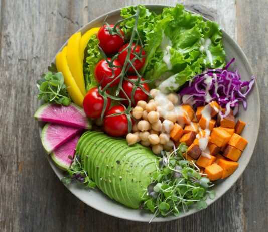 웰니스 문화로 달라지는 일상, 나만의 건강 루틴 만들기 bowl of vegetable salads