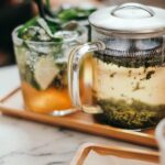 일상 속 대체요법, 건강 트렌드로 자리잡다 clear glass mug on tray