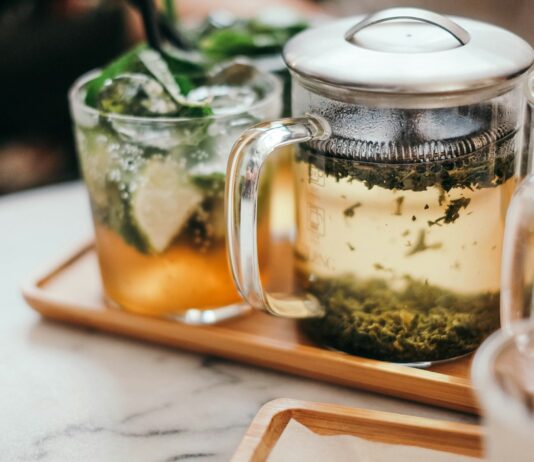 일상 속 대체요법, 건강 트렌드로 자리잡다 clear glass mug on tray