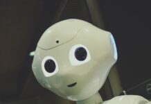 인공지능 시대, 뇌건강 챙기기—스마트 디지털 습관과 식단이 해답된다 white robot toy holding black tablet