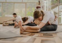 집과 일상 속 ‘필라테스’ 열풍…작은 습관이 건강을 바꾼다 a group of people doing yoga in a room