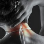직장인 ‘거북목·일자목’ 탈출, 바른 자세와 스트레칭이 열쇠 Woman's neck with highlighted pain area.