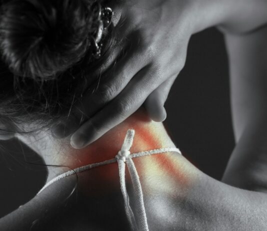 직장인 ‘거북목·일자목’ 탈출, 바른 자세와 스트레칭이 열쇠 Woman's neck with highlighted pain area.