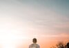 바쁜 일상 속 ‘걷기 명상’이 주목 받는 이유…쉬운 시작을 위한 실생활 팁 man in white dress shirt and brown shorts walking on dirt road during daytime