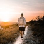 바쁜 일상 속 ‘걷기 명상’이 주목 받는 이유…쉬운 시작을 위한 실생활 팁 man in white dress shirt and brown shorts walking on dirt road during daytime