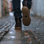 건강하게 걷기, 일상의 작은 변화가 만든 큰 기적 close-up photography of person walking on pavement