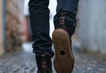 건강하게 걷기, 일상의 작은 변화가 만든 큰 기적 close-up photography of person walking on pavement