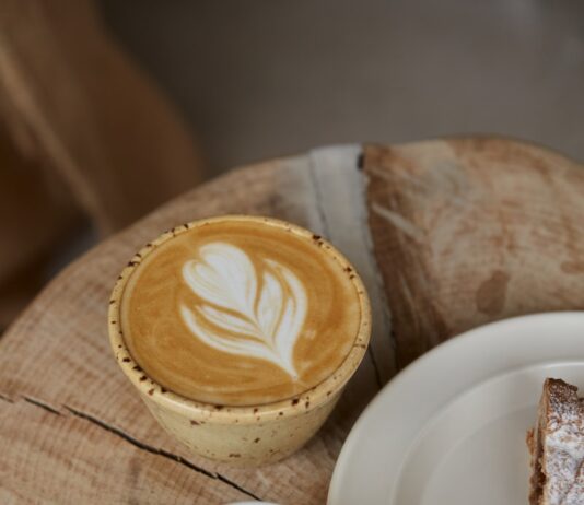 ‘슬로우 모닝’으로 바꾸는 하루, 건강을 깨우는 아침 루틴이 뜬다 A plate with a piece of pie on it next to a cup of coffee