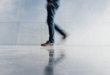 MZ세대 사이 ‘건강 걷기’ 바람…도심 속 하루 7천보 실천법 person wearing blue denim jeans beside gray wall