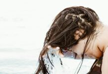 “나만의 건강한 모발 루틴, 최신 트렌드와 손쉬운 실천법” woman in body of water