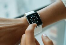 바쁜 직장인의 건강관리, 지금 바로 실천할 수 있는 루틴은? person wearing silver aluminium case Apple Watch with white Sports Band