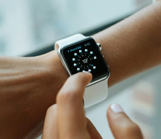 바쁜 직장인의 건강관리, 지금 바로 실천할 수 있는 루틴은? person wearing silver aluminium case Apple Watch with white Sports Band