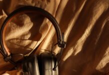 똑똑한 수면 루틴으로 활기찬 하루, ‘슬립 투게더’ 생활습관 뜬다 Headphones and eye mask on wrinkled fabric